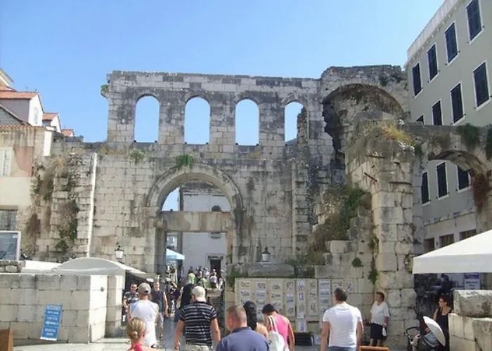 Dalmatinisches Haus In Der Altstadt Von By Interhome *